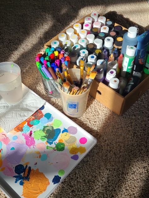 Paint Set Up Aesthetic, Painting Set Up Aesthetic, Paint Set Aesthetic, Painting Esthetics, Drawing Supplies Aesthetic, Painting Supplies Aesthetic, Pintar Aesthetic, Art Supplies Aesthetic, Acrylic Painting Supplies