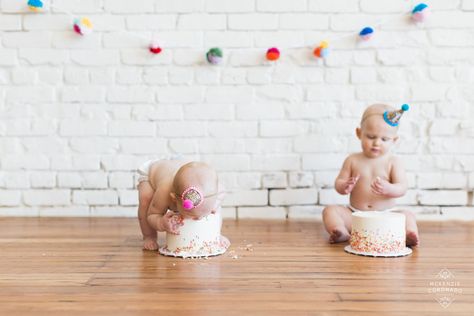 1st Birthday Photoshoot Twins, Twin First Birthday Photoshoot, Twins First Birthday Photoshoot, Twin Birthday Pictures, Babies Photoshoot, Twin Cake Smash, Diy Smash Cake, Twin Girl, Twins Cake