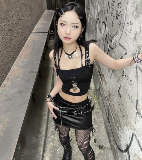 Gig Outfit, Current Styles, Alternative Outfits, Harajuku Fashion, Dark Fashion, 2000s Fashion, Adele, Look Cool, Aesthetic Clothes