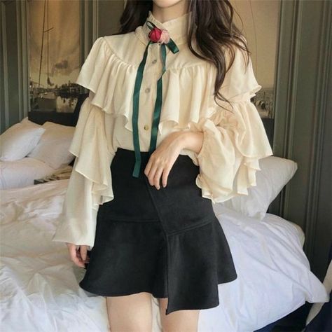 Fashion Milan, Stand Collar Blouse, Style Kawaii, Looks Party, Cooler Look, Western Decor, Lantern Sleeve, Mode Inspiration, Lantern Sleeves