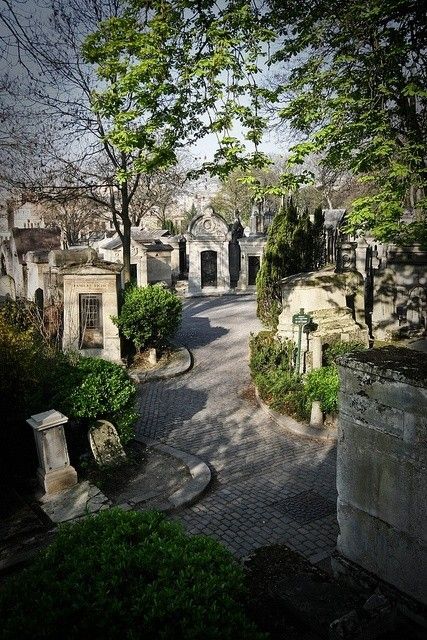 Beautiful Cemetery, Père Lachaise Cemetery, Pere Lachaise Cemetery, Cemetery Statues, Cemetery Headstones, Old Cemeteries, Cemetery Art, City Of Love, Paris Images