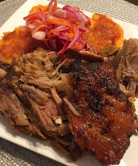 Hornado de chancho Ecuatoriano con llapingachos Ecuadorian Food, Latin American Food, American Food, Latin American, Tortillas, Pulled Pork, Food Food, Ecuador, Steak