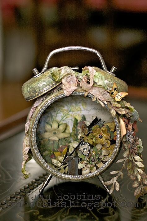 Altered Clock Clock Craft, Old Clock, Altered Tins, Vintage Alarm Clocks, Old Clocks, Altered Boxes, Clock Art, Assemblage Art, Diy Vintage