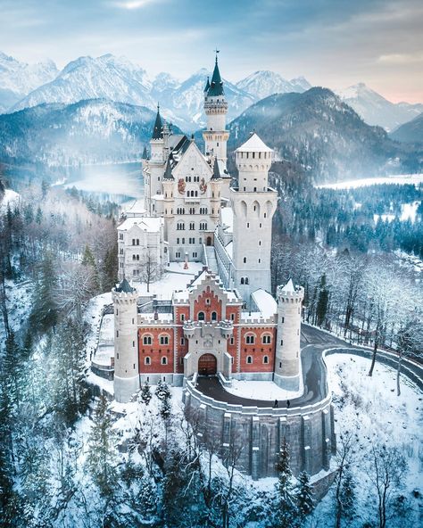 Schloss Neuschwanstein Manor Aesthetic, Peter Pevensie, Castle Germany, World Nature, Dream Bedroom Inspiration, Winter Princess, European Castles, Neuschwanstein Castle, Beautiful Mosques