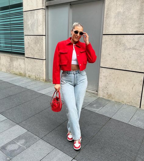 I ❤️ red🫶🏼 i cannot get away from this colour at the moment ladies, the sun brought this jacket back out of my wardrobe🙌🏼☀️ Full look… | Instagram Casual Smart Work Outfits Women, Effortlessly Outfits, Red Jacket Outfit, Stylish Jeans Outfit, Simple Work Outfits, Neat Casual Outfits, Jacket Outfit Women, Half Jacket, Cute Outfits With Jeans