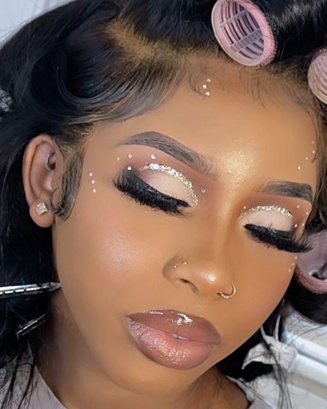 Fatimah 🦋 on Instagram: “Ugh !! 😍 I just love this look 🥺🥰😍 What’s your favorite part about this look? Lmk ❤️ Full face glam + mink lashes + rhinestones” 21st Makeup Looks, Birthday Photoshoot Makeup Ideas, Birthday Beat Makeup, Rhinestone Makeup Prom, Birthday Makeup With Rhinestones, 21st Makeup Ideas, Makeup Ideas Rhinestones, Makeup Ideas With Rhinestones, Senior Makeup Ideas