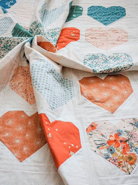 I'm going to make this! Hand Sewn Placemats, Valentines Quilt Patterns, Quilting Machine Patterns, Quilts Beginners, Aesthetic Quilts, Animal Quilt Patterns, Heart Quilt Patterns, Sharon Holland, Twin Size Quilt