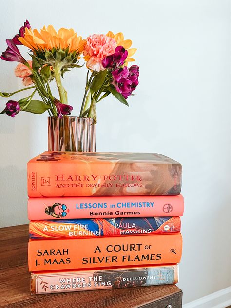 Book Stack Photography, Books Yellow Aesthetic, Books Bright Aesthetic, Colorful Bookstagram, Bookstagram Flatlay Inspiration, Bookstagram Aesthetic Colorful, Book Flatlay, Book Photography Instagram, Orange Book