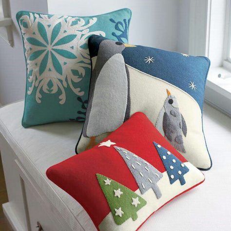 Christmas Pillows Diy, Tovad Ull, Xmas Pillows, Holiday Pillows Covers, Felt Pillow, Diy Pillow Covers, Bantal Sofa, Christmas Tree Pillow, Christmas Applique