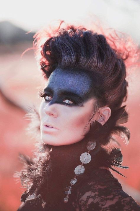 Raven Makeup, Medium Scene Hair, Curly Scene Hair, Bird Makeup, Indie Scene Hair, Fashion Fotografie, Foil Eyeshadow, Makeup Vs No Makeup, Sunset Makeup