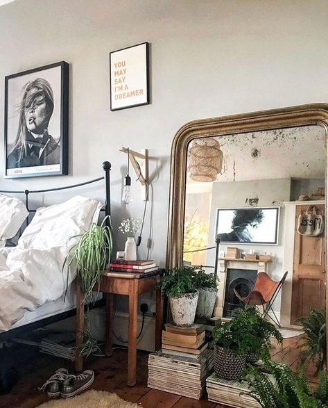 Plants in front of mirror on floor. In Front Of Mirror, Dekorasi Kamar Tidur, Beautiful Living Rooms, Dream Rooms, Bedroom Inspo, Bed Room, My New Room, New Room, 인테리어 디자인