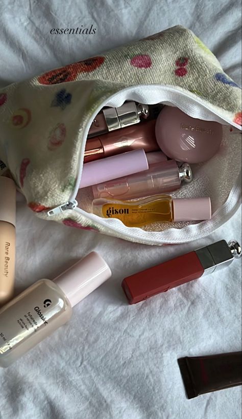 Matilda Djerf Makeup Bag, Djerf Avenue Terry Bag, Djerf Avenue Makeup Bag, Gisou Lip Oil Aesthetic, Makeupartist Aesthetic, Dior Lip Glow, Makeup Bag Essentials, Djerf Avenue, Sephora Beauty