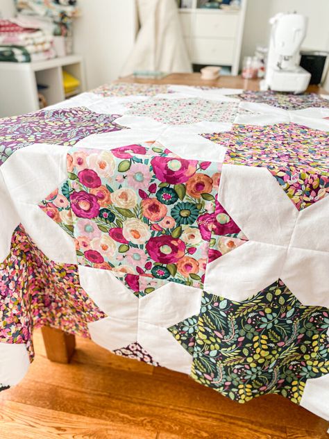 Lesley @pieceandquiltedstudio is back on the blog with another quick and easy make! 🌺⁠ ⁠ This quilt stunningly shows off the large scale floral prints of the Fragrant Fields fabric collection by Lila Tueller! Visit our blog for a link to the Floored Quilt Pattern Kristin of Woolly Petals!⁠ ⁠ Fragrant Fields fabrics are available in shops and online now, so you can have all of your Spring makes ready when the season rolls around! Quilt Patterns For Large Scale Prints, Trellis Quilt Pattern Free, Floral Quilt Patterns Free, Flower Baby Quilt, Floral Quilt Patterns, Large Scale Prints, Flora Print, Instagram Hashtag, Easy Quilt