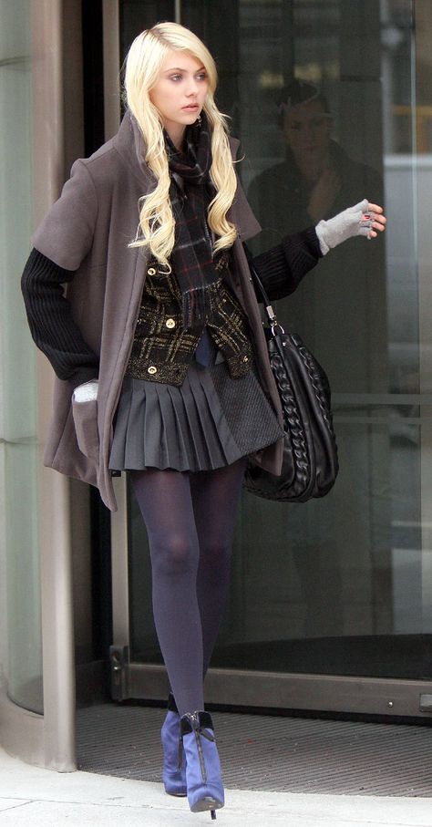 Jenny Humphrey Cotillion, Jenny Humphrey Outfits Season 1, Jenny Outfits, Jenny Humphrey Outfits, Jenny Humphrey Style, Gossip Girl Party, Taylor Momson, Estilo Gossip Girl, Jenny Humphrey