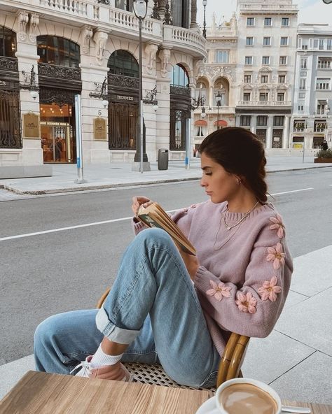 Girl with purple sweater sitting in Café Casual Easter Outfit, Foto Poses, Looks Street Style, Easter Outfit, Mode Inspo, Mode Inspiration, Looks Vintage, Outfits Casuales, Look Fashion