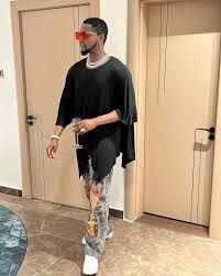 What Does “Buga” Portend for Kizz Daniel's Career? - Afrocritik Kizz Daniel, Logo Online Shop, Bad Songs, Social Media Buttons, Celebrity Singers, Semi Casual, Looking Dapper, Music Producer, Debut Album