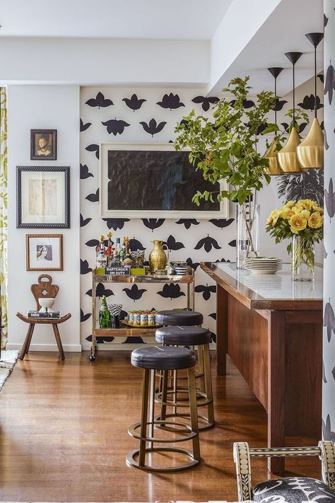 A black and white kitchen is elevated with gold accents. New York Apartment, Little Kitchen, Gorgeous Kitchens, Kitchen Wallpaper, Blue Kitchens, Decoration Inspiration, Tiny Kitchen, A Living Room, Elle Decor