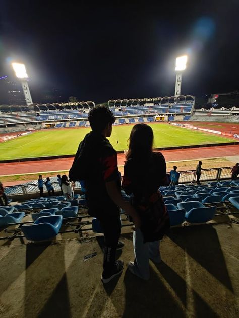 Football Stadium Couple Pictures, Football Love Couples, Athlete Couple Aesthetic, Couple At Football Game, Couple Goal Football, Football Match Aesthetic, Football Boyfriend Aesthetic, Football Couple Goals, Football Couple Pictures