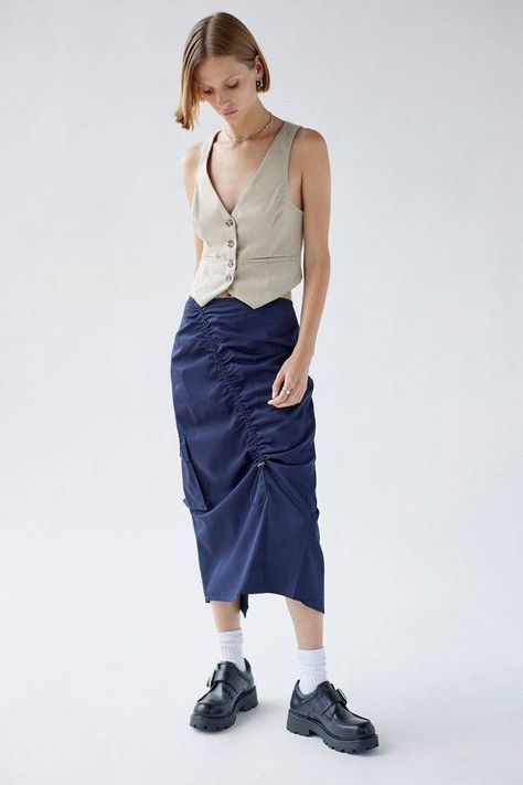 5 Trends Stylish New York Women Are Wearing on Repeat | Who What Wear Cargo Skirt Outfit, Neutral Trousers, Cargo Midi Skirt, What Shoes To Wear, Maxi Skirt Outfit, Edgy Streetwear, Skirt Trends, Motel Rocks, Runway Trends