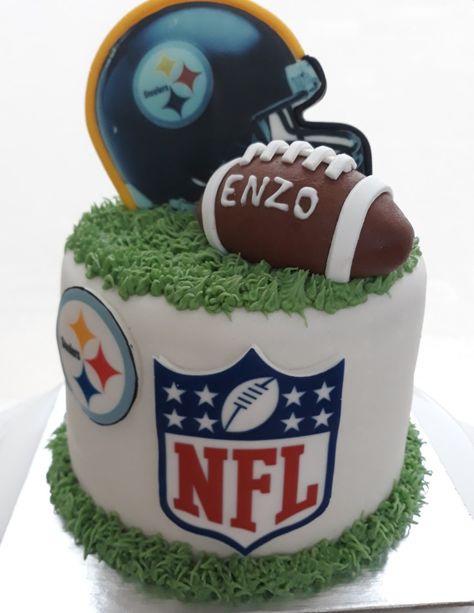 American Football Cake Nfl Cake Ideas, Titans Football Cake, American Football Birthday Cake, Nfl Football Cake, American Football Cake, Football Cakes For Boys, Nfl Cake, Dallas Cowboys Cake, Cake Football