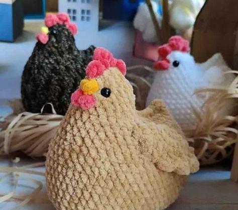 Página con todos los patrones de amigurumis gratuitos que he encontrado por Internet, entre ellos este patrón AMIGURUMI GALLINA Amigurumi Chicken, Chicken Crochet, Chicken Pattern, Cute Chicken, Confection Au Crochet, Amigurumi Doll Pattern, Crochet Chicken, Cute Chickens, Elephant Plush