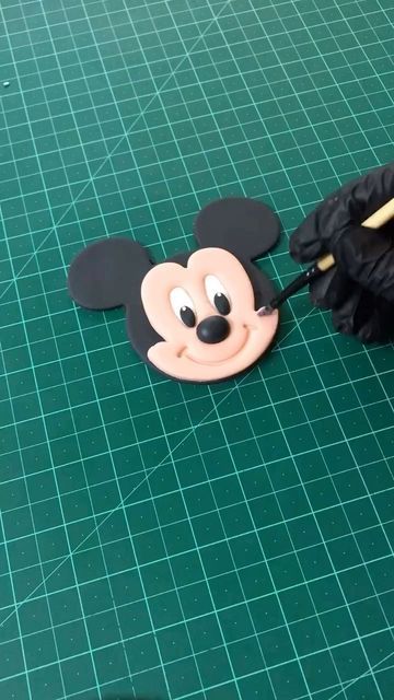 2d Fondant Cake Topper, Mickey Mouse Fondant, Fondant Face Tutorial, Fondant Characters, Fondant Figurine, Mickey Mouse Face, Cupcake Toppers Template, Mickey Mouse Cupcakes, Making Fondant