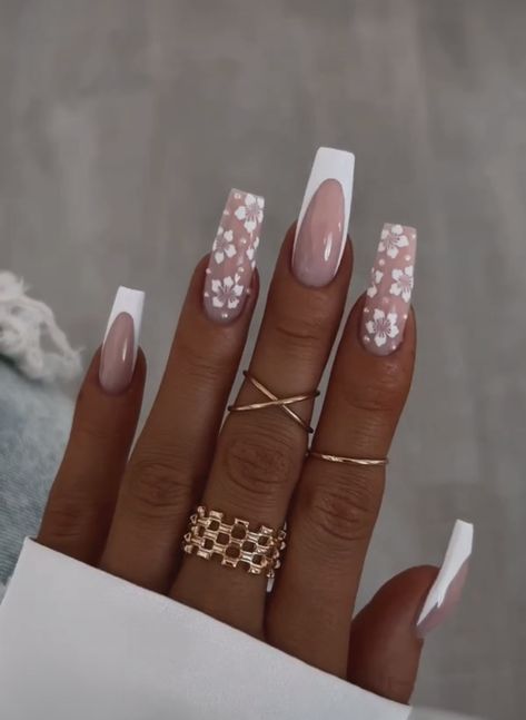 White Nail Art Designs, Summer Nails White, Glitter French Nails, White Coffin Nails, Elegant Touch Nails, Gold Glitter Nails, Wow Nails, Airbrush Nails, Acrylic Toe Nails