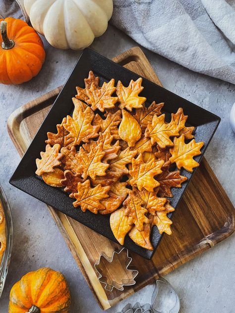 Simple Pastry Leaves for Holiday Pies - Espresso and Lime Store Bought Dough, Cookie Dough Pie, Pie Decoration, Vegetarian Cookies, Holiday Pies, Thanksgiving Cooking, Pastry Pie, Pie Dough, Homemade Pie