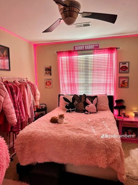 Mcbling Bedroom Ideas, Trashy Bedroom, Bratz Bedroom, Pink Shed, 2000s Bedroom Aesthetic, Blush Pink Living Room, 2000s Room, Trashy 2000s, Trashy Mcbling