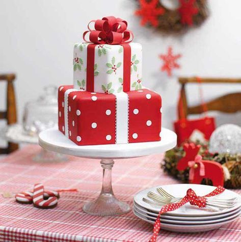 Two layer Christmas cake designed to look like gifts. The cake is  creatively made to look like two beautiful Christmas gifts on top of  each other, complete with Christmas wrappers and ribbons fit for the  occasion. Winter Torte, Christmas Cakes Easy, Snowman Cake, Christmas Cake Designs, Christmas Cake Decorations, Christmas Cake Recipes, Xmas Cake, Funfetti Cake, Pumpkin Spice Cupcakes