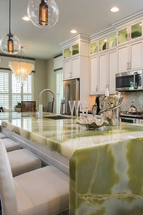 Green Kitchen Countertops, Green Onyx Kitchen, Modern Cottage Kitchen, Green Countertops, Kitchen Design Countertops, Marble Countertops Kitchen, Countertop Ideas, Stone Kitchen, Granite Countertops Kitchen