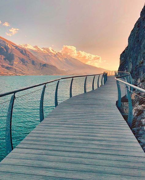 Pista ciclopedonale di Limone sul Garda (BS). Lake Garda Italy, Garda Italy, Italy Aesthetic, Sustainable Tourism, Lake Garda, Italy Vacation, Beautiful Places In The World, Italy Travel, Wonders Of The World