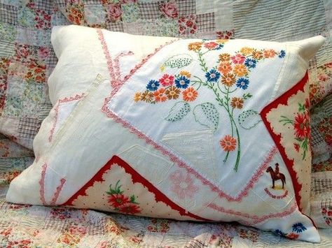 Vintage Handkerchiefs Crafts, Handkerchief Crafts, Pretty Pillow, Motif Vintage, Vintage Handkerchiefs, Linens And Lace, Vintage Sheets, Linen Pillow Cases, Vintage Linen