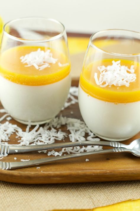 Coconut Panna Cotta With Mango Gelee - Delicious and creamy coconut panna cotta topped with tropical mango gelee for a fun and easy summer dessert. love it! Gelee Recipe, Panna Cotta Tart, Mango Panna Cotta, Mango Desserts, Chocolate Panna Cotta, Coconut Panna Cotta, Easy Summer Dessert, Tropical Desserts, Coconut Dessert