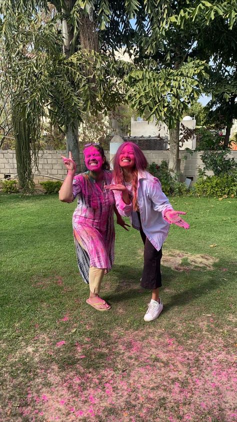 Indian Couple Holi Aesthetic, Holi Poses With Friends, Happy Holi Aesthetic, Holi Aesthetic Pictures, Holi Snapchat Stories, Holi Snap, Holi Photoshoot Ideas, Holi Poses, Holi Aesthetic