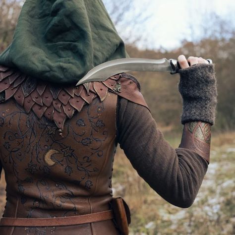 Costume Details on the kit of @lysira_hatholveir She hand-painted all those intricate designs on her leather jerkin, and made the leaf-collar in matching hues of brown. I made the belt pouch and the leather bracers. Photo by me #woodelf #elven #larper #fantasyaccessories #elvenpath #elvencosplay Wood Elf Aesthetic, Leather Jerkin, Silvan Elves, Sea Elves, Snow Elves, Druid Dnd, Elven Cosplay, Forest Elves, Elf Aesthetic