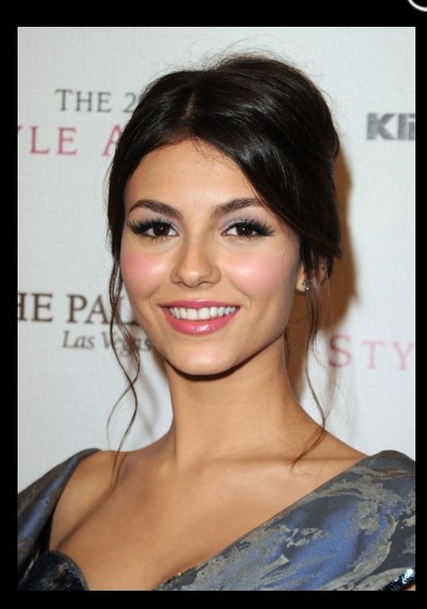 Victoria Justice Victoria Justice Hair Makeup, Victoria Justice Makeup, Victoria Justice Hair, Victoria Justice Victorious, Justice Makeup, Lola Martinez, 2010 Style, Victoria Justice Outfits, Hair Lookbook