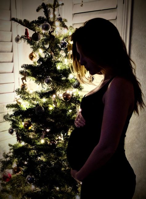 Christmas Maternity Photo ~32 weeks Picture Christmas Tree, Maternity Christmas Pictures, Christmas Pregnancy Photos, Winter Maternity Pictures, Vom Avea Un Copil, Christmas Maternity, Photo Bb, Winter Maternity Photos, Christmas Tree Silhouette