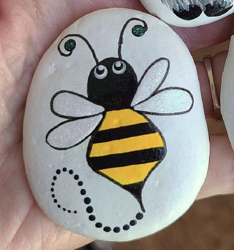 Bees On Rocks Painting, Bug Painted Rocks Ideas, Bee Painted Rocks Ideas, Bumble Bee Rock Painting, Bee Rock Painting, Easy Rock Painting Ideas, Easy Rock Painting, Bee Rocks, Rock Animals