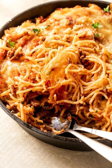 Fried Spaghetti With Melted Parmesan & Mozzarella Cheese On Top Easy Spaghetti Recipe, Spaghetti Easy, Fried Spaghetti, One Pan Recipe, Fried Pasta, Spaghetti Recipes Easy, Spaghetti Salad, Cooking Spaghetti, Spaghetti Dinner