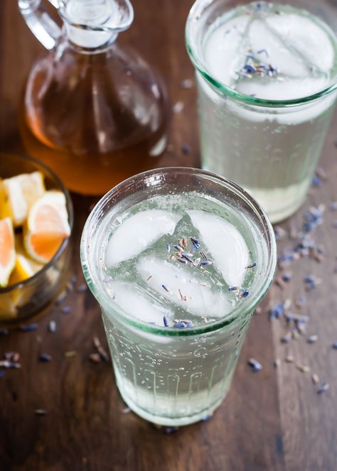 Refreshing Homemade Lavender Soda ~ All you need is a lavender simple syrup, Sparkling Mineral Water and lemon Sparkling Water Recipes, Detox Waters, Sparkling Mineral Water, Lavender Recipes, Flavored Sparkling Water, Homemade Soda, Tiki Style, Soda Recipe, Sparkling Drinks