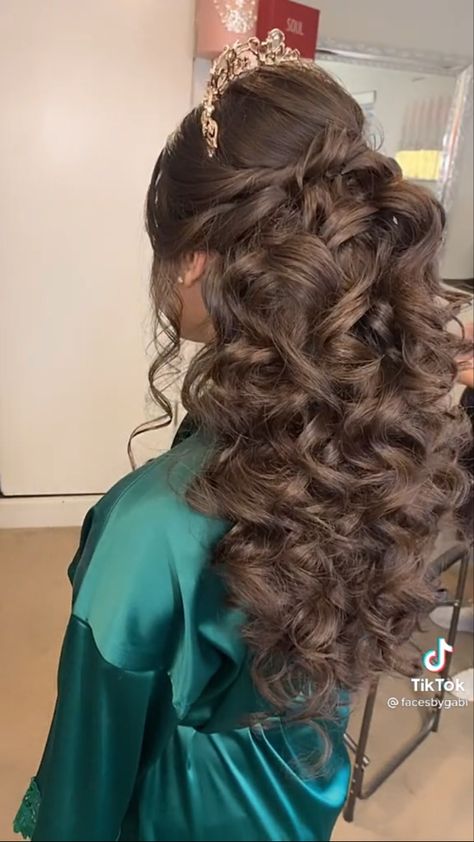 Quinceanera Hairstyles Without Crown, Silver Dama Dresses For Quince Off The Shoulder, Cute 15 Hairstyles, Quince Hair Medium Length, Quinceanera Hairstyles All Down Curls, Emerald Green Quince Hairstyles, Long Quince Hairstyles, Quince Hairstyles With Crown Medium Hair, 15 Hair Styles With Crown