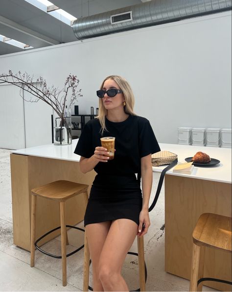 Black Skirt With Tshirt, Mini Skirt And Tshirt Outfits, Tshirt Mini Skirt, Black Tshirt Outfit, Coffee Mornings, Daily Outfit Inspiration, Black Mini Skirt, Tshirt Outfits, Really Cute Outfits