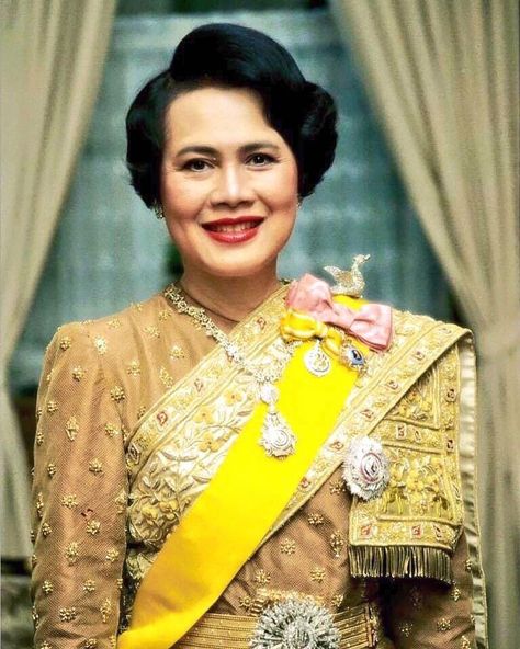 #QueenSirikit Royal Costume, King Rama 9, Thai Royal Family, Thai King, Queen Sirikit, King Bhumibol Adulyadej, King Bhumibol, Thai Traditional Dress, Gibson Girl