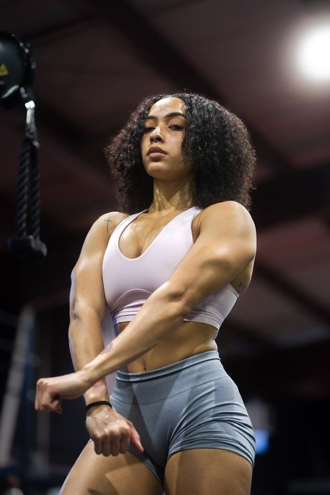 Woman Physique, Muscular Woman, Buff Women, Street Fighter Characters, Dynamic Poses, Photography Women, Fitness Motivation, Black Women, Wonder Woman