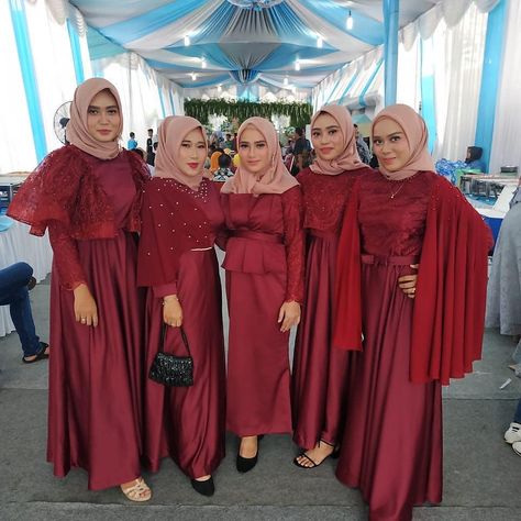 Follow @inspirasiootdid untuk selalu mendapatkan #inspirasiOOTD setiap hari.  Follow @miaiqlima x @mia.iqlima banyak gamis pesta premium, mewah semua ready stock.  Follow @inspirasiootdid untuk mendapatkan update #inspirasiOOTD terbaikmu!  #inspirasiootd #kondangan #selebgram #fff #kebayamodern #kondanganlook #kondanganootd #gamismewah #gamispesta #kondanganoutfit #kebayawisuda #kondanganstyle #kondanganhijab #fff #lfl #f4f #l4l #kondangan #kondangansimple #kondanganday #bridesmaids #b Braidsmaid Hijab Style, Kebaya Bridesmaid, Muslim Wedding Hijab, Wedding Dresses Hijab Bride, Hijab Wedding Dresses, Model Gamis, Disney Wedding Dresses, Dress Gamis, Simple Hijab