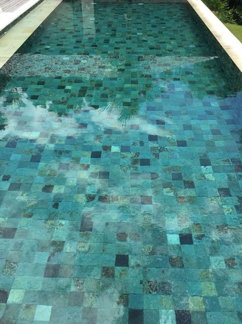 Pool Tile Designs, Pool Makeover, Swimming Pool Pond, Piscina Interior, Stone Pool, Pool Finishes, Swimming Pool Tiles, Pool Landscape Design, Pool Tiles