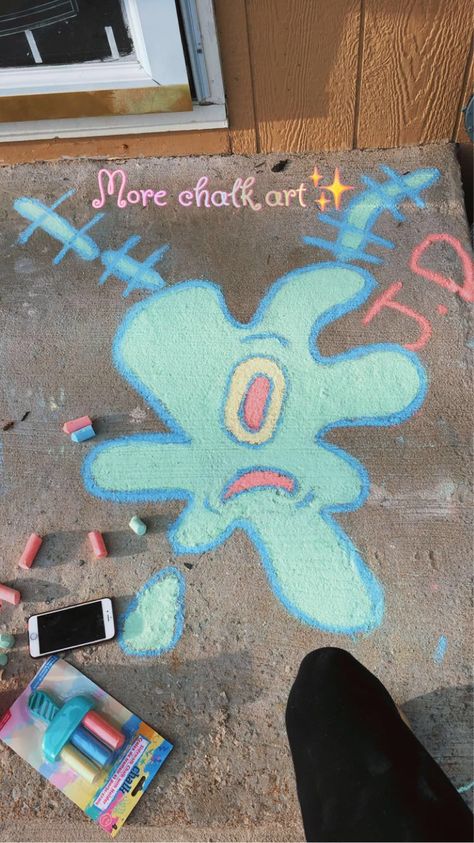 Side Wall Chalk Ideas, Cute Side Walk Chalk Ideas, Cool Easy Chalk Art, Chalk Driveway Ideas, Outside Chalk Ideas, Chalk Art Tutorial, Funny Chalk Art, Calk Ideas, Chalk Bored Designs