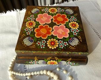 Painted Wood Jewelry, Wooden Box Crafts, Vintage Leather Books, Cabin Crafts, Hand Painted Wooden Box, Vintage Pottery Vases, Diy Recycled Projects, Painted Wooden Boxes, Jewelry Box Diy