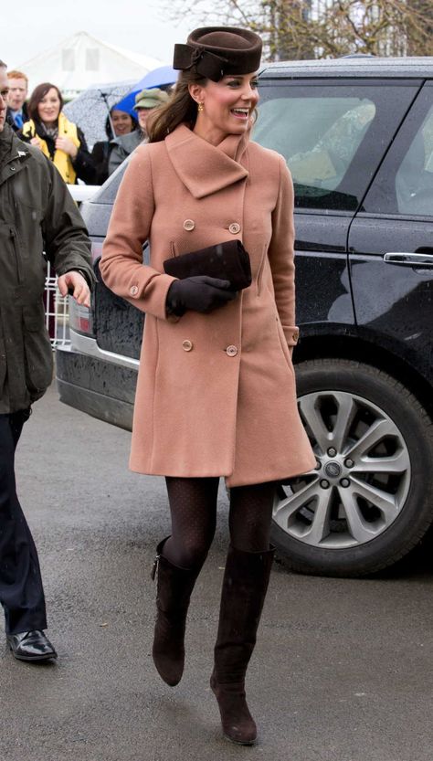 A Pop of Pattern Kate Middleton Shoes, Brown Tights, Looks Kate Middleton, Cheltenham Festival, Style Transformation, Kate Middleton Outfits, Catherine Elizabeth Middleton, Middleton Style, 2014 Trends